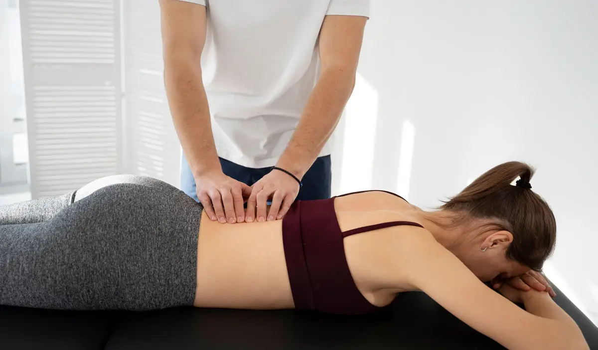 Frau bekommt eine Massage 