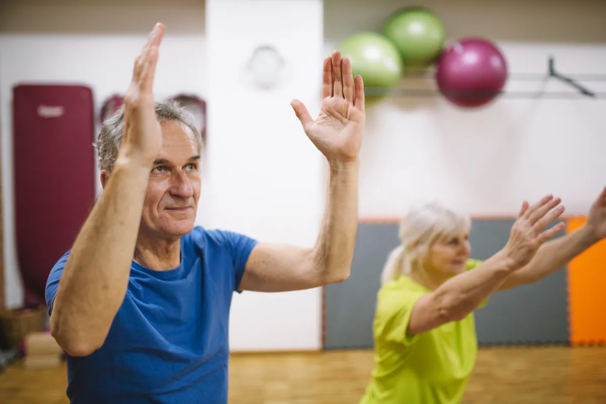 Ältere Menschen nehmen an einem Bewegungs- oder Rehabilitationskurs teil, um ihre körperliche Fitness und Gesundheit zu verbessern.